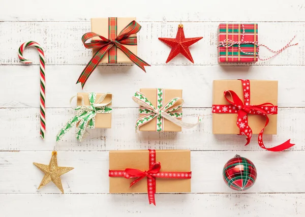 Χριστούγεννα φόντο με κουτιά δώρων και χριστουγεννιάτικα στολίδια a — Φωτογραφία Αρχείου