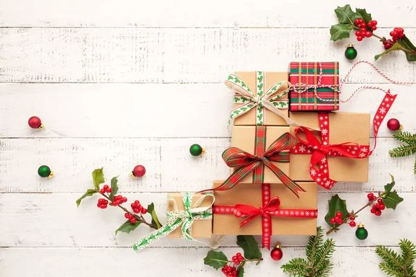 Karácsonyi háttér ajándékdobozok, karácsonyi dekorációk és — Stock Fotó