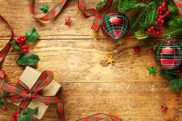 Рождественский фон с подарочной коробкой, рождественскими безделушками, ветками — стоковое фото