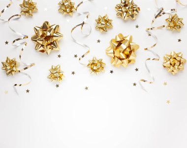 Altın parıldayan kurdeleli Noel veya Yeni Yıl kompozisyonu