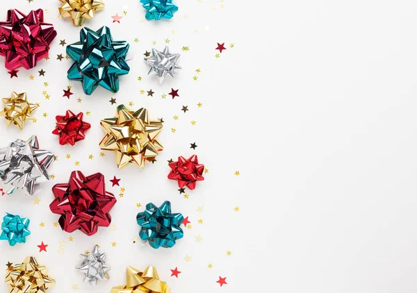 Vánoční nebo novoroční kompozice s barevnou šumivou stuhou — Stock fotografie