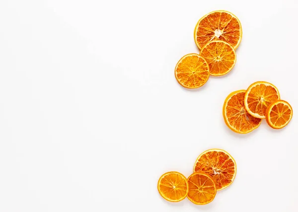 Composition de Noël avec des tranches d'oranges séchées sur fond blanc — Photo