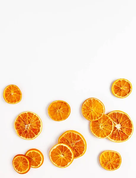 Composition de Noël avec des tranches d'oranges séchées sur fond blanc — Photo