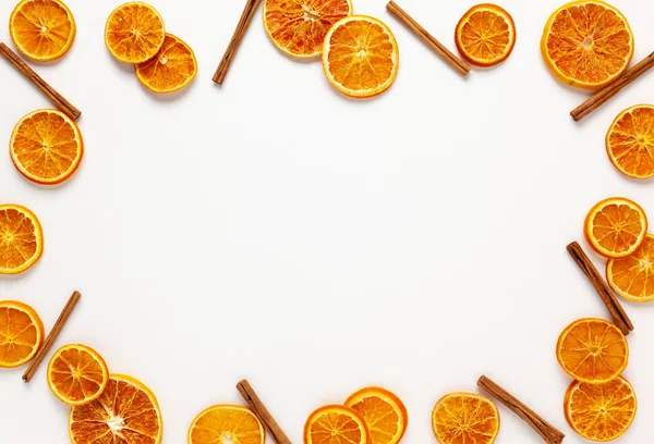 Composition de Noël aux oranges séchées et aux épices sur ba blanc — Photo