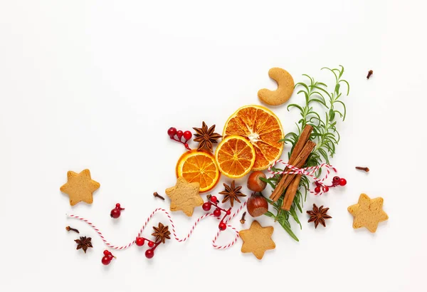 Weihnachtskomposition mit Plätzchen, getrockneten Orangen, Zimt sti — Stockfoto