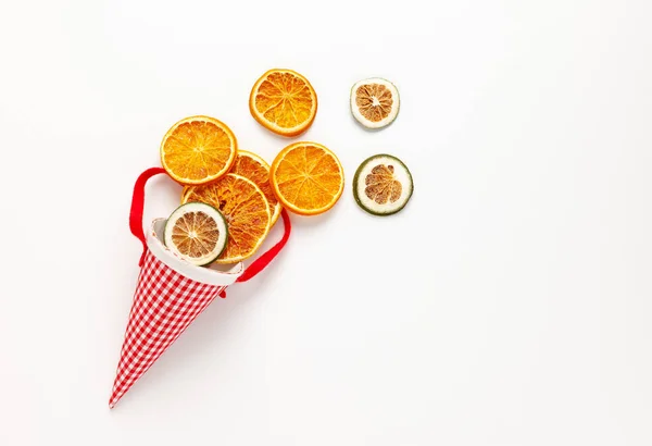 Composition de Noël avec des oranges séchées sur fond blanc. Non. — Photo