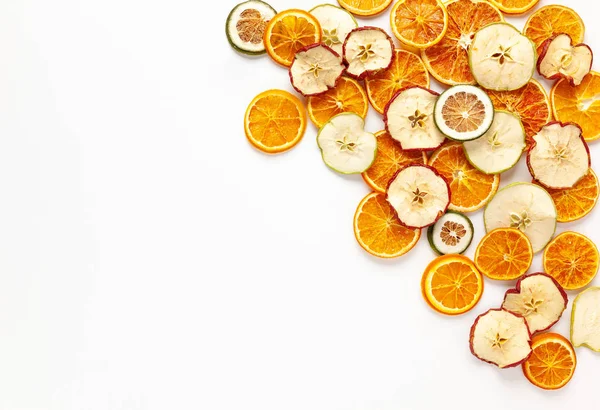 Composición navideña con naranjas secas y rodajas de manzanas en wh —  Fotos de Stock