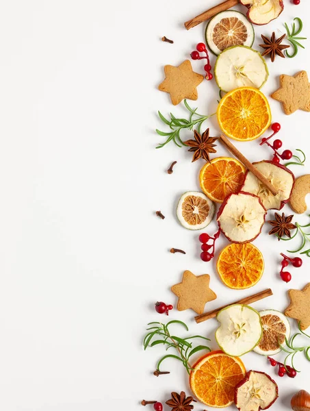 Weihnachtskomposition mit Plätzchen, getrockneten Orangen, Zimt sti — Stockfoto