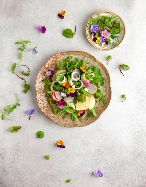 Heerlijke Zomersalade Met Eetbare Bloemen Groenten Fruit Microgreens Kaas Schoon — Stockfoto