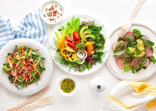 Diverse Gezonde Salades Van Verse Groenten Fruit Microgreens Tafel Schoon — Stockfoto