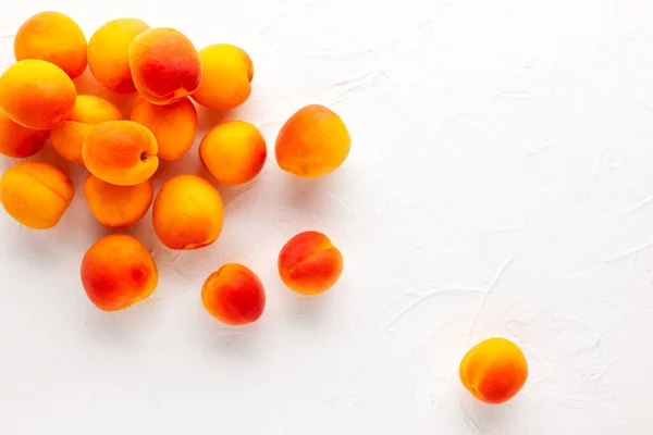 Frische Bio Aprikosen Auf Weißem Hintergrund Vegetarisch Sauber Und Gesund — Stockfoto