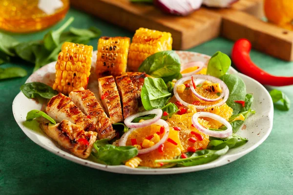 Pechugas Pollo Parrilla Cocidas Una Barbacoa Servida Con Ensalada Cítricos —  Fotos de Stock