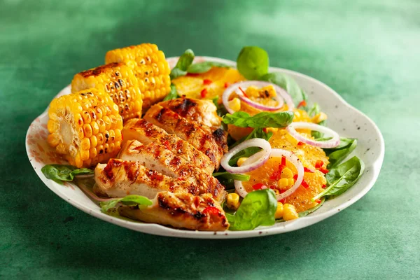 Seios Frango Grelhados Cozidos Churrasco Servido Com Salada Cítrica Milho — Fotografia de Stock