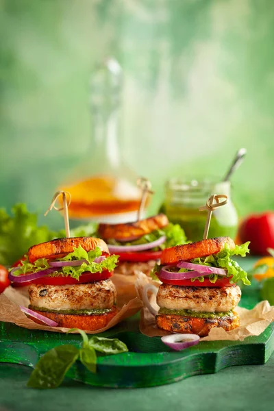 美味的烤南瓜火鸡汉堡 绿色木板上有西红柿和豌豆 — 图库照片