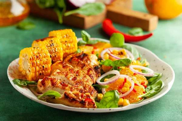 Pechugas Pollo Parrilla Cocidas Una Barbacoa Servida Con Ensalada Cítricos —  Fotos de Stock