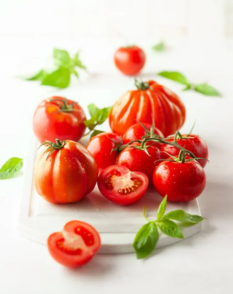 Surtido Tomates Maduros Frescos Albahaca Pizarra Blanca Concepto Comida Saludable —  Fotos de Stock