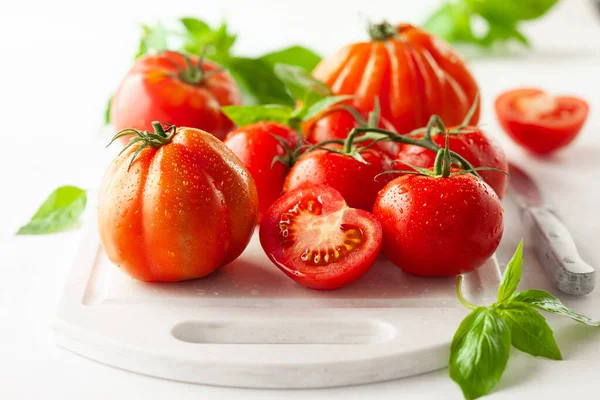 Blandade Färska Mogna Tomater Och Basilika Vit Bräda Hälsosam Mat — Stockfoto