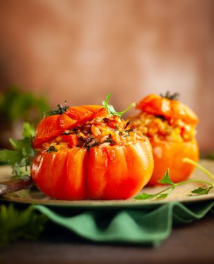 Pirinç, sebze ve etle balkabağı şeklinde lezzetli domatesler. Ev yapımı sağlıklı yemek kavramı.