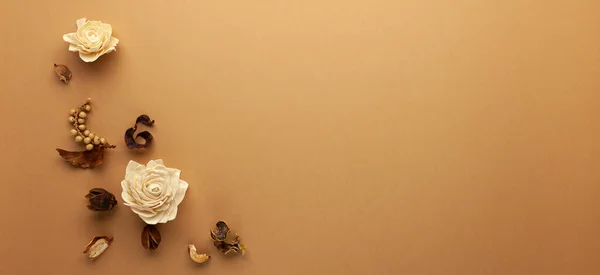 Herbstliche Komposition Mit Getrockneten Blüten Blättern Und Beeren Auf Hellbraunem — Stockfoto