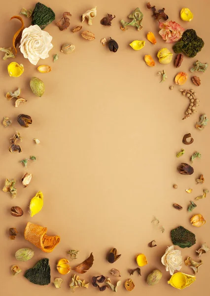 Herbstliche Komposition Mit Getrockneten Blüten Blättern Und Beeren Auf Hellbraunem — Stockfoto