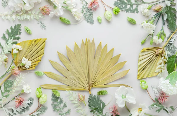 Weiße Und Korallenfarbene Blüten Getrocknete Palmblätter Und Silbergrüne Blätter Auf — Stockfoto