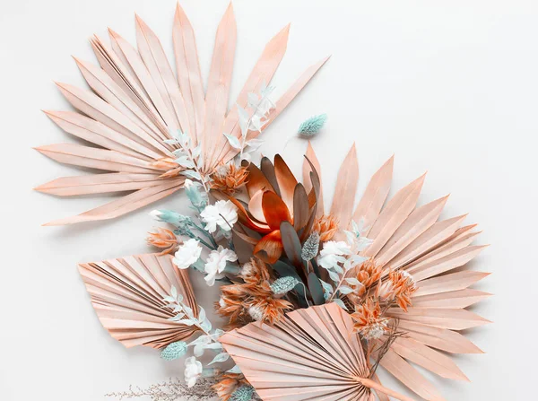 Blütenkomposition Aus Getrockneten Palmblättern Und Exotischen Protea Auf Pastellgrauem Hintergrund — Stockfoto