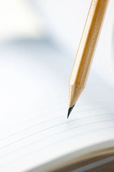 ノートの白い紙に鋭利な黒鉛鉛筆の閉鎖 国家知識の日または国際識字の日の概念 — ストック写真