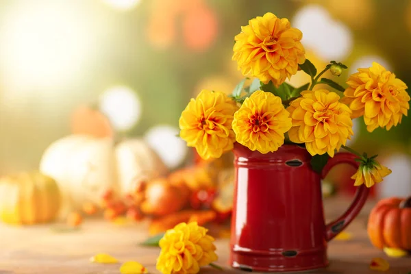 Outono Floral Ainda Vida Com Bela Dália Amarela Jarro Vermelho — Fotografia de Stock