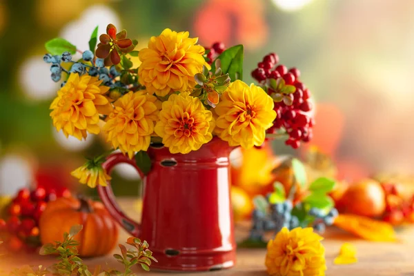 Podzimní Květinové Zátiší Krásnou Žlutou Dahlia Vinobraní Červený Džbán Dýně — Stock fotografie
