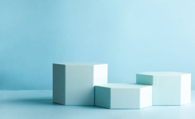 Ürün sunumu veya sergileri için altıgen şekilli podyumlar içeren soyut bir arkaplan. Farklı geometrik nesnelerin bileşimi