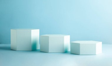 Ürün sunumu veya sergileri için altıgen şekilli podyumlar içeren soyut bir arkaplan. Kopyalama alanı olan farklı geometrik nesnelerin bileşimi.