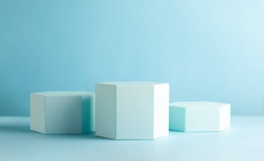 Ürün sunumu veya sergileri için altıgen şekilli podyumlar içeren soyut bir arkaplan. Kopyalama alanı olan farklı geometrik nesnelerin bileşimi.