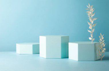 Ürün sunumu veya sergileri için altıgen şekilli podyumlar içeren soyut bir arkaplan. Kopyalama alanı olan farklı geometrik nesnelerin bileşimi.