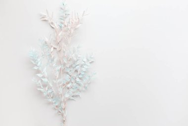 Pastel arka planda kurumuş ruskus yapraklarından oluşan çiçek bileşimi. Doğa konsepti, kopyalama alanı, düz alan.