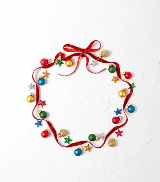 白い背景にクリスマスの泡の形で赤いリボンとクリスマスの装飾とクリスマスの組成物 休日のテキストのための空のスペースとメリークリスマスグリーティングカード — ストック写真