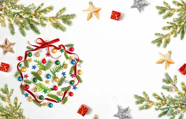 Vánoční Kompozice Červenou Stuhou Větvemi Jedle Vánočními Ozdobami Tvaru Vánoční — Stock fotografie