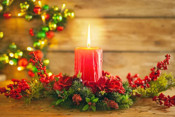 Brennende Rote Weihnachtskerze Und Festliches Weihnachtsgesteck Auf Einem Holztisch Weihnachten — Stockfoto