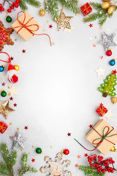 ギフトボックス お祝いの装飾 モミの木の枝や紙のカードノートとクリスマスの背景 平置きだ クリスマスと新年のコンセプト — ストック写真