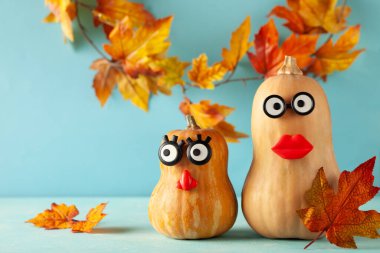 Pastel mavi arka planda fotokopi alanı olan komik balkabakları. Cadılar Bayramı ya da Şükran Günü kutlaması kavramı.