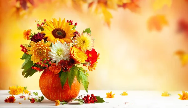 Höstbukett Med Vackra Blommor Och Bär Pumpa Trä Vitt Bord — Stockfoto