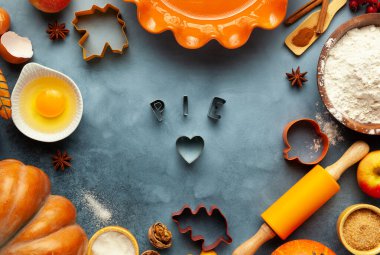 Ev yapımı sonbahar balkabağı, elma, yemek malzemeleri, baharatlar ve mutfak gereçleriyle pişirme kavramını ele alalım..