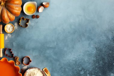 Balkabağı, yemek malzemeleri, baharatlar ve mutfak malzemeleriyle ev yapımı sonbahar pişirme kavramını ele alalım..