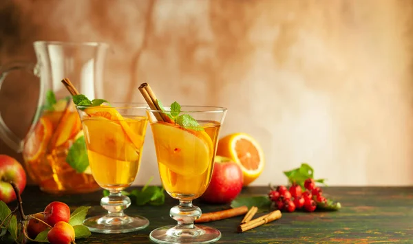 칵테일 오렌지 안경과 주스에 향신료를 곁들인 칵테일 가을과 음료의 — 스톡 사진