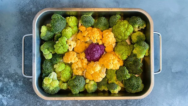 在烹调卷心菜色拉之前 烘烤盘中的花椰菜有不同的色彩 健康饮食概念 — 图库照片