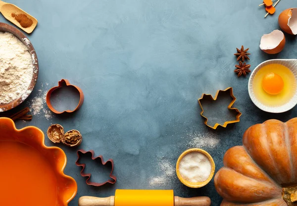 Ev yapımı sonbahar balkabağı, yemek malzemeleri, baharatlar ve mutfak gereçleri. Şükran Günü için balkabağı turtası ve kurabiye pişiriyorum..