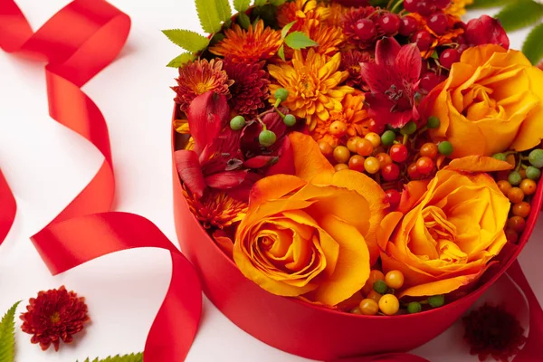 Slavnostní Kompozice Krásnými Květinami Bobulemi Červené Kulaté Krabici Bílém Pozadí — Stock fotografie