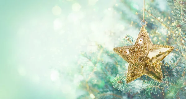 圣诞树分枝上的金色星光点缀着模糊的蓝色背景 圣诞节和冬天的概念 — 图库照片