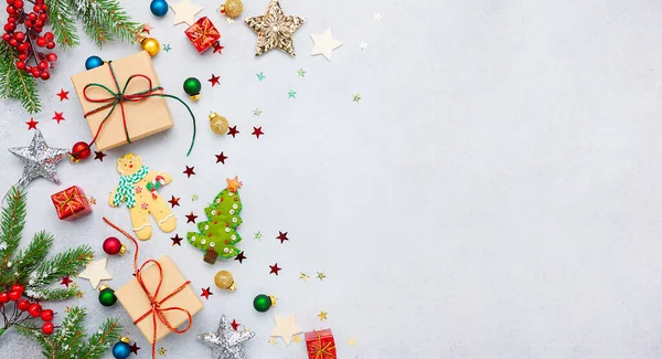 ギフトボックス お祝いの装飾 モミの木の枝や紙のカードノートとクリスマスの背景 平置きだ クリスマスと新年のコンセプト — ストック写真