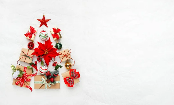 Árvore Natal Feita Presentes Natal Decorações Fundo Branco Conceito Criativo — Fotografia de Stock