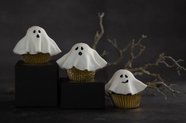 Siyah podyumlarda sevimli hayalet kekleri. Cadılar Bayramı parti yemeği fikri.